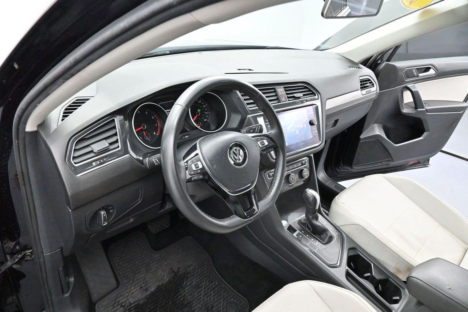 Used 2020 Volkswagen Tiguan SE w/ Panoramic Sunroof Package FWD image 13