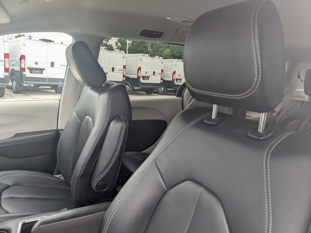 Used 2024 Chrysler Pacifica Limited FWD image 14