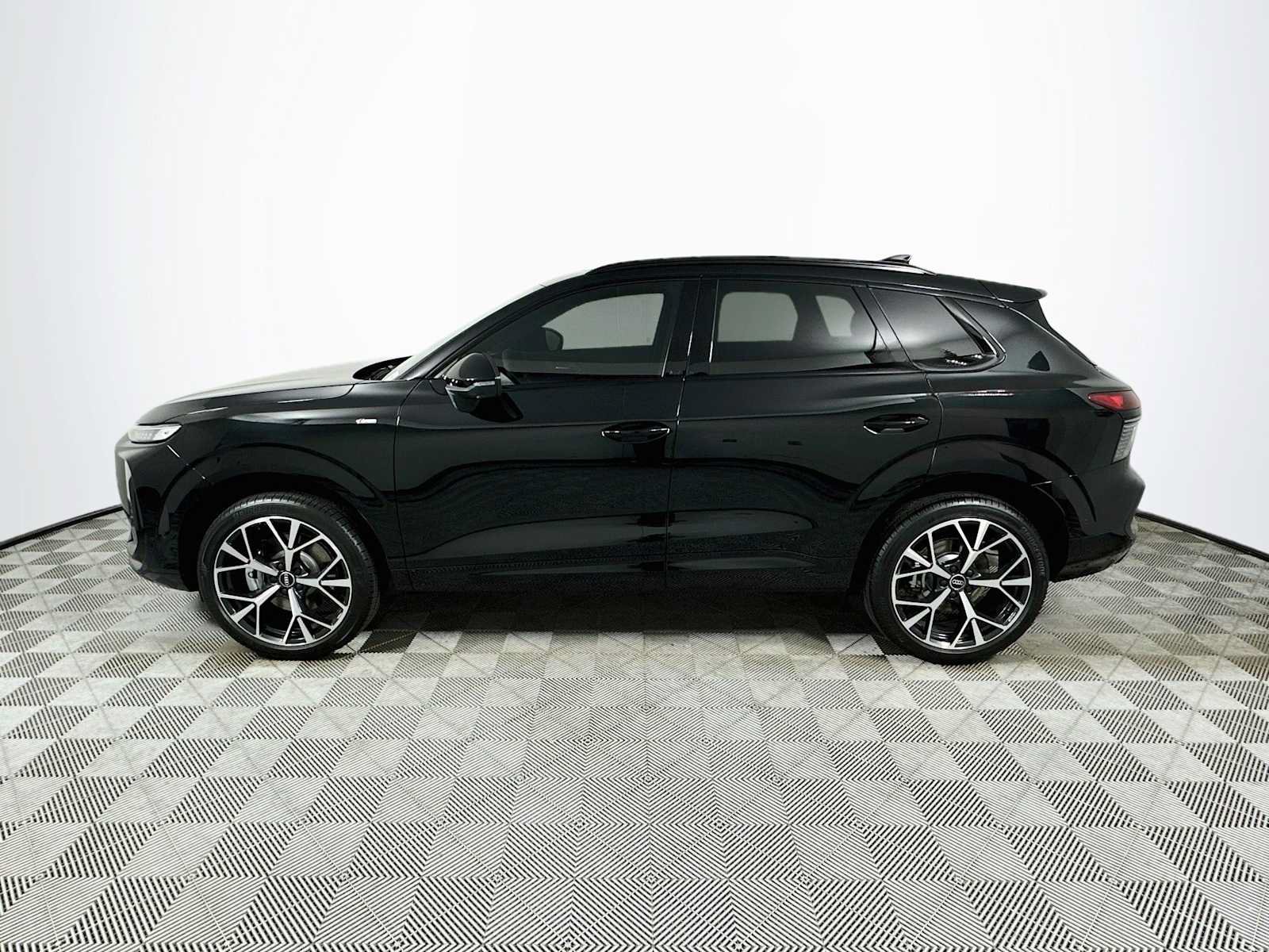 New 2026 Audi Q3 quattro 2.0T AWD/4WD image 4