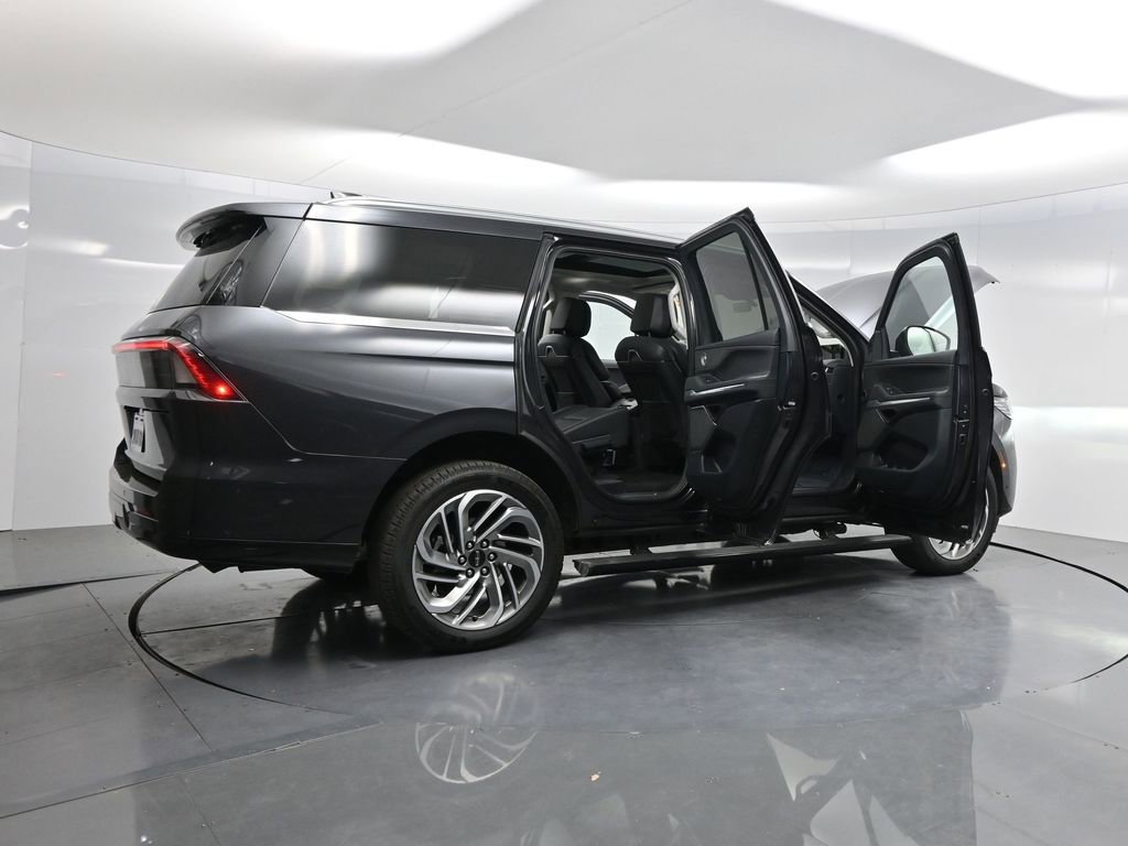 Used 2025 Lincoln Navigator Reserve AWD/4WD image 5