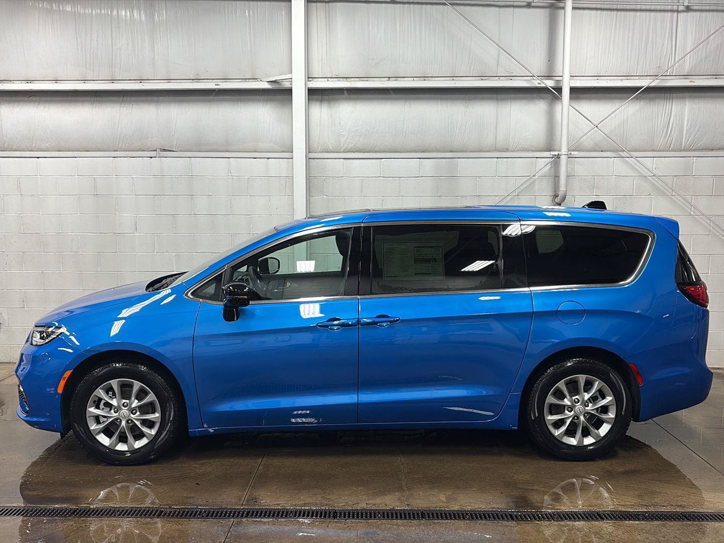 New 2026 Chrysler Pacifica Limited w/ Uconnect Theater Family Group FWD image 50