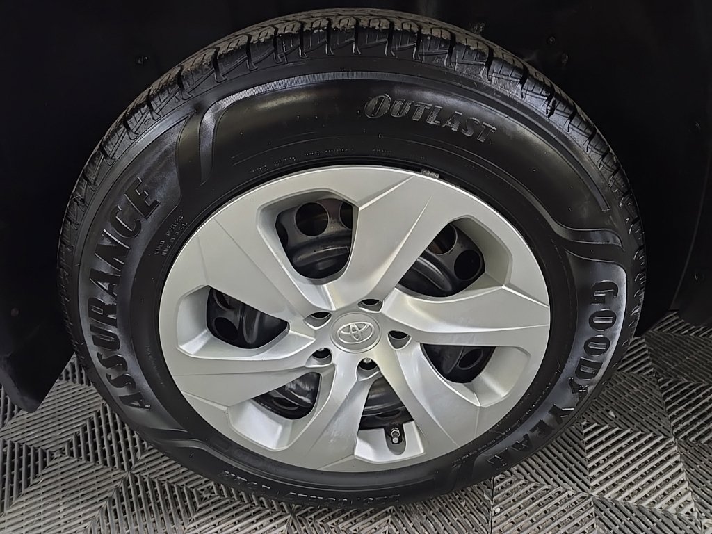 Used 2021 Toyota RAV4 LE AWD/4WD image 13