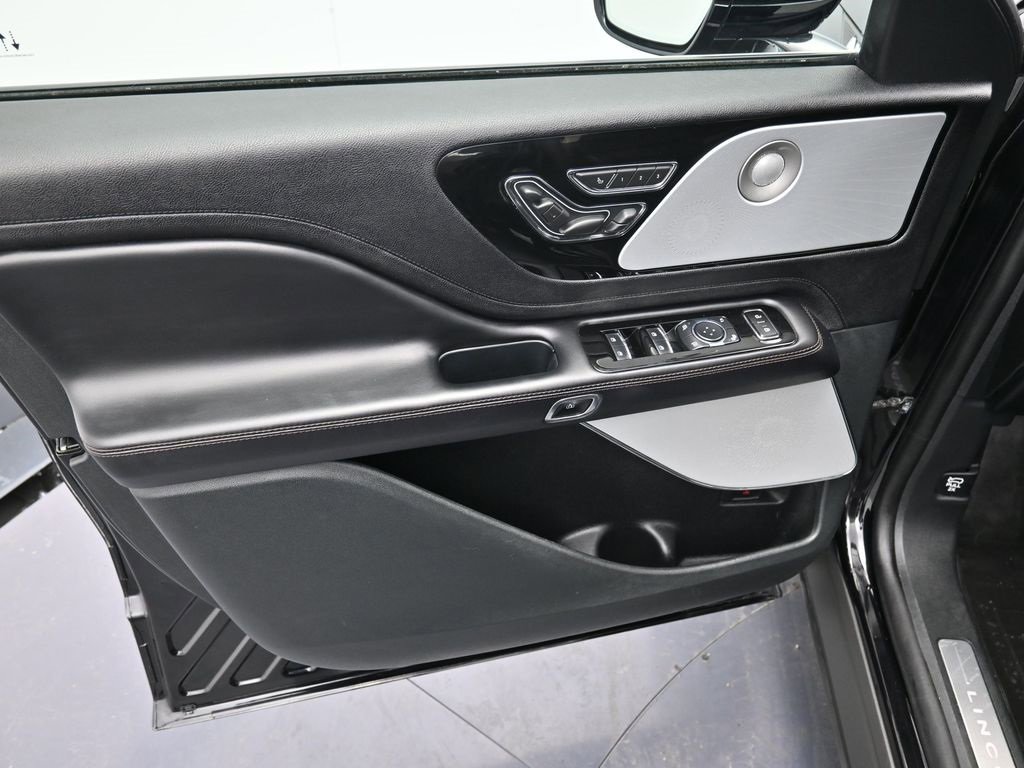 Used 2023 Lincoln Aviator Reserve w/ Equipment Group 201A image 9