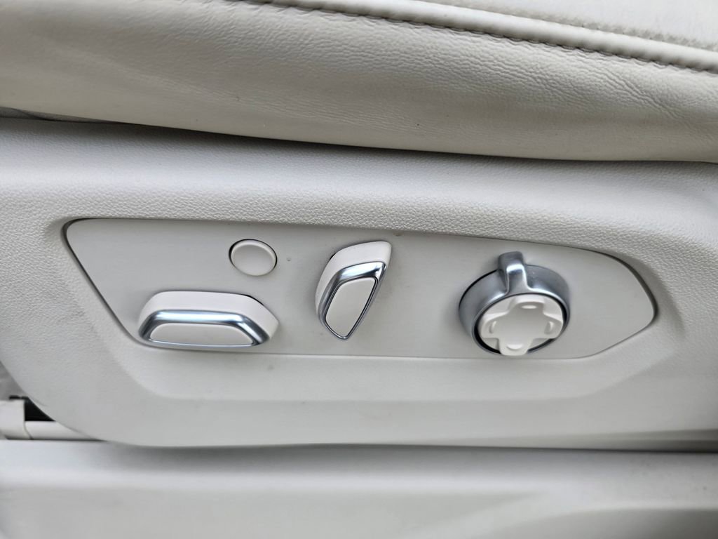 Used 2023 Cadillac Escalade Premium Luxury Platinum w/ LPO, Radiant Package AWD/4WD image 30