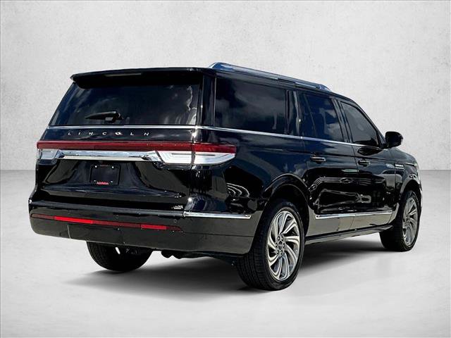 Used 2023 Lincoln Navigator L Reserve RWD image 2