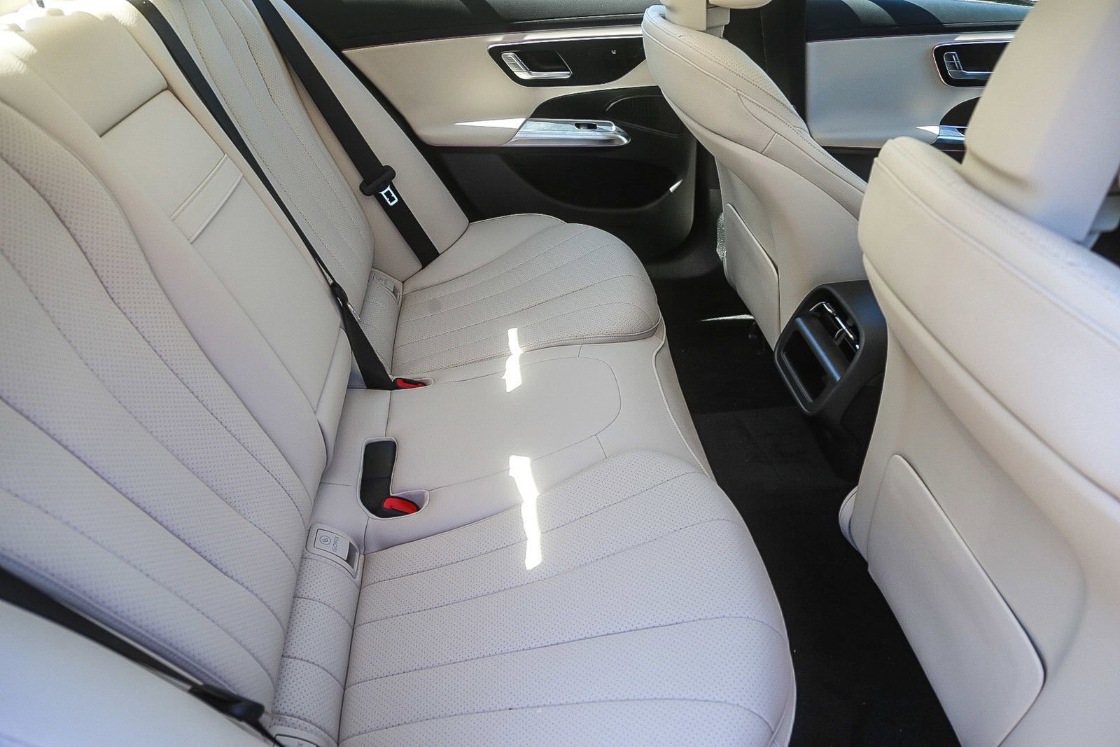 New 2025 Mercedes-Benz E 350 4MATIC Sedan image 16