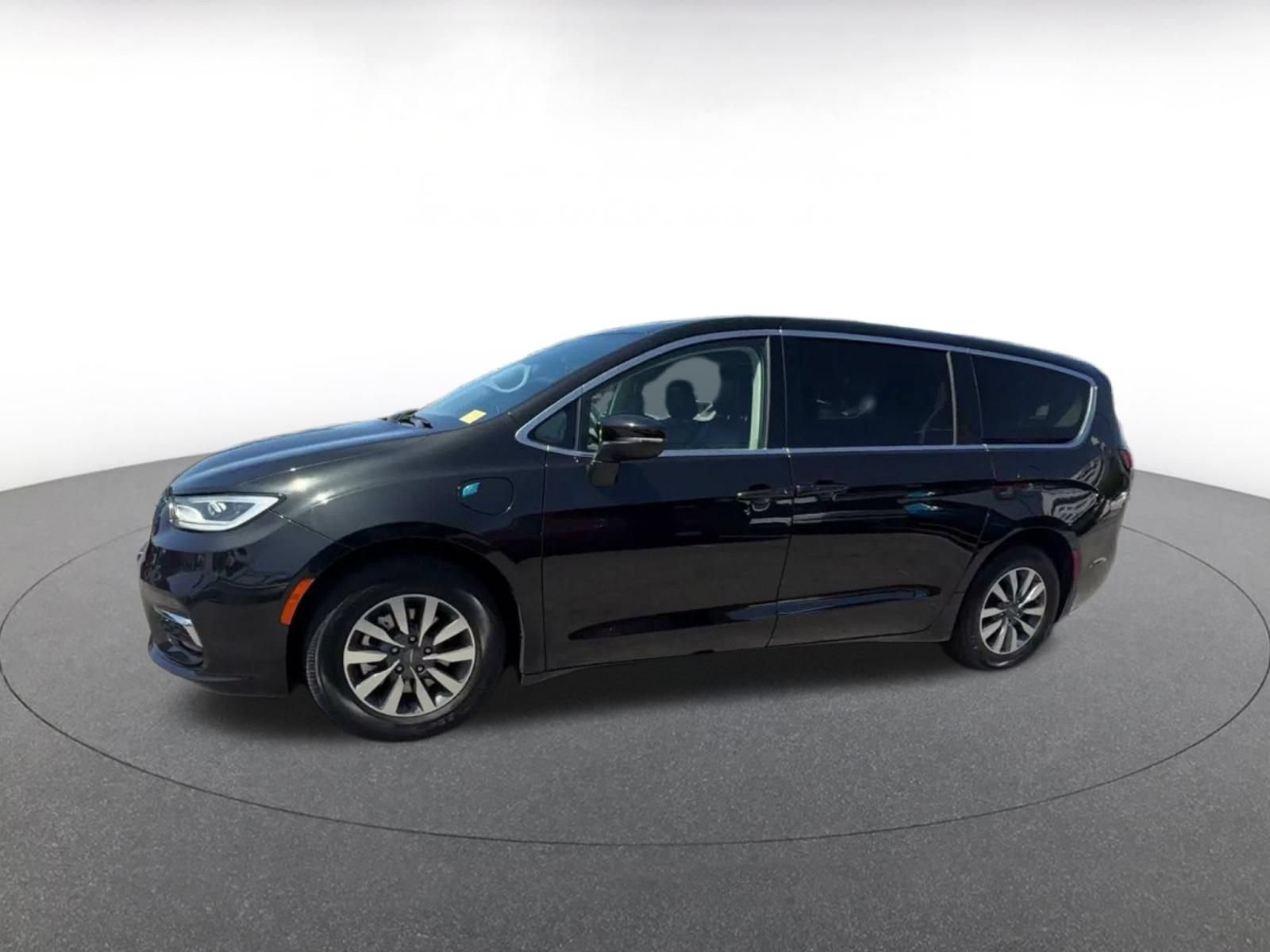 Used 2023 Chrysler Pacifica Touring-L FWD image 7