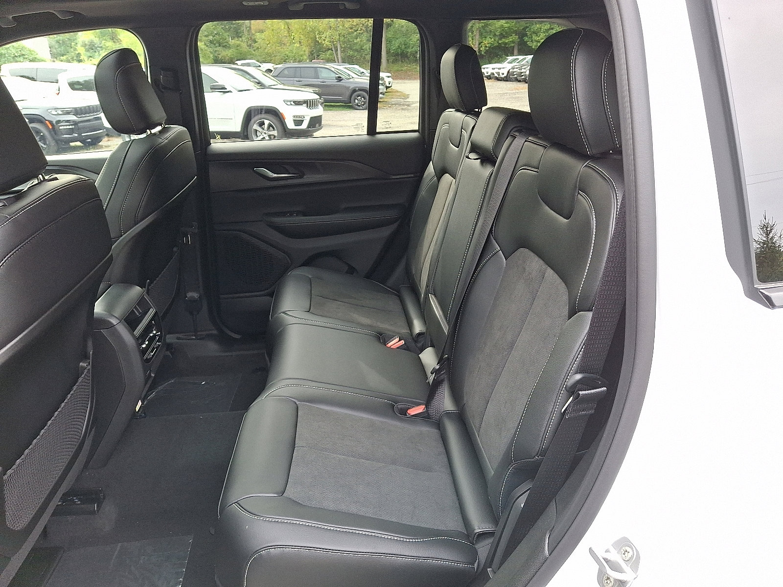 New 2025 Jeep Grand Cherokee Altitude image 6