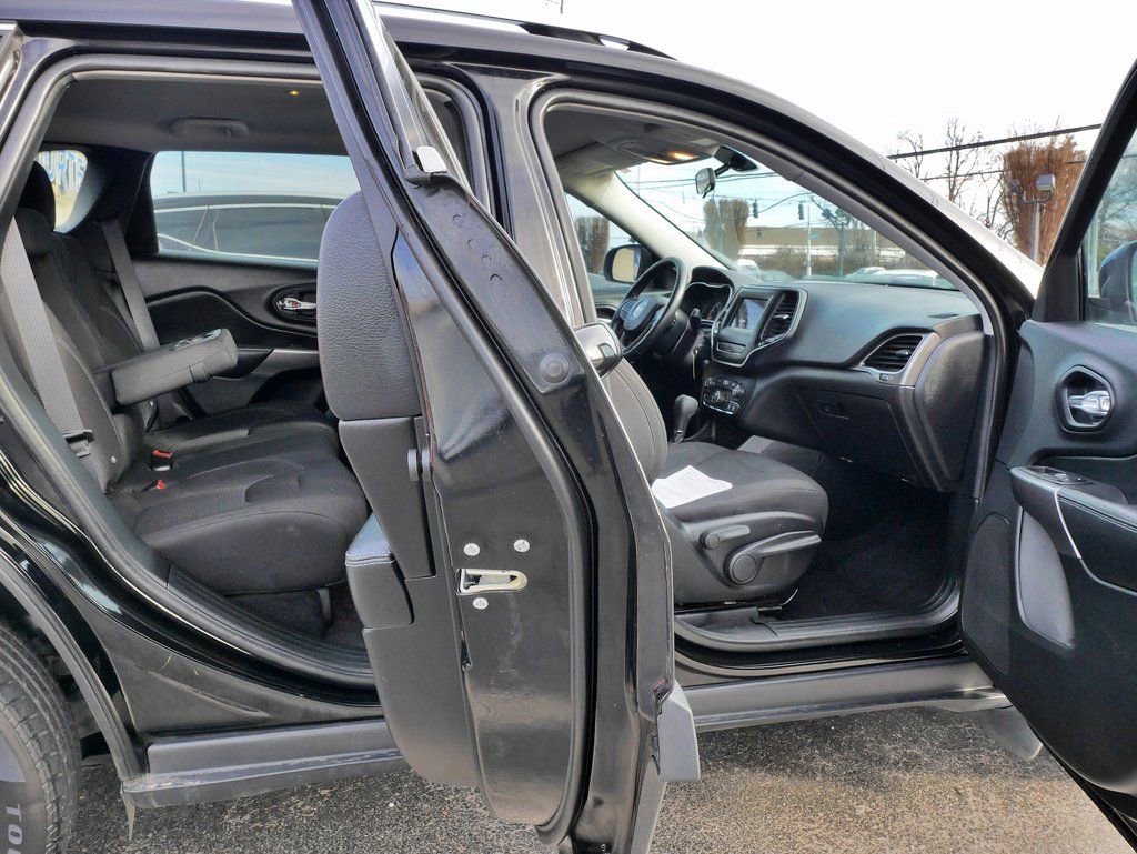 Used 2019 Jeep Cherokee Latitude w/ Cold Weather Group image 14