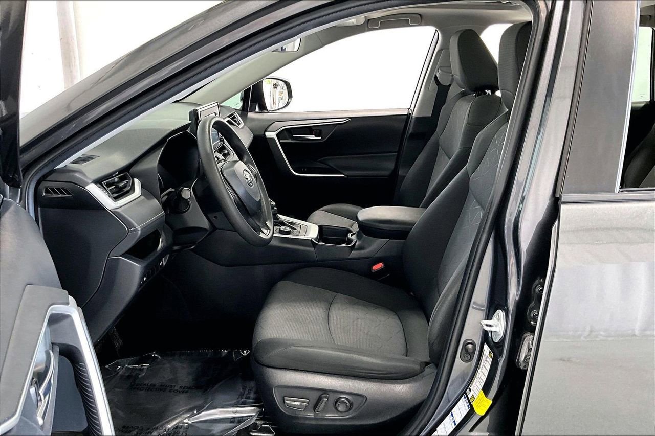 Used 2021 Toyota RAV4 XLE w/ Convenience Package image 18