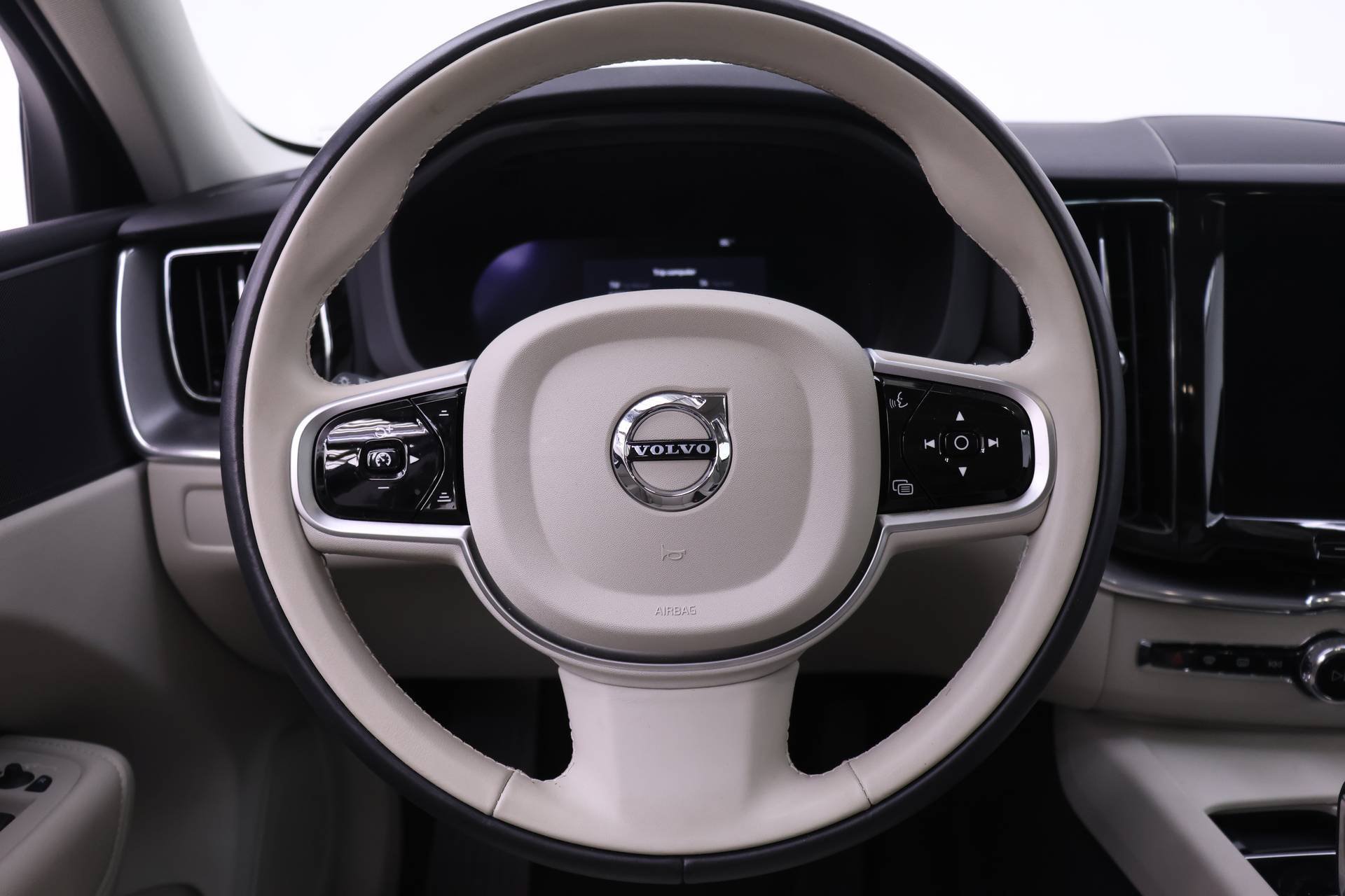 Certified 2025 Volvo XC60 B5 Core AWD/4WD image 17