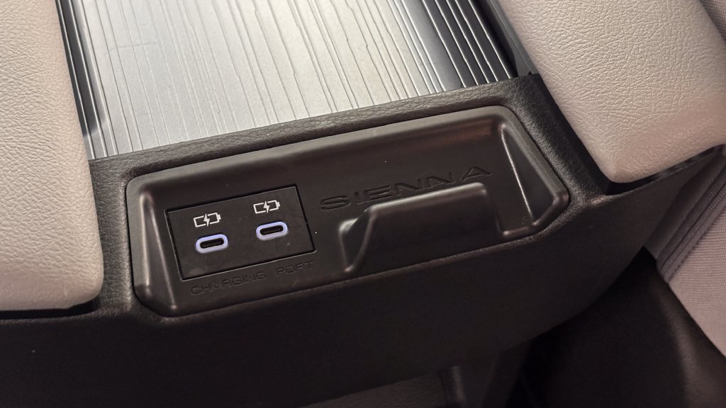 Used 2025 Toyota Sienna LE FWD image 34