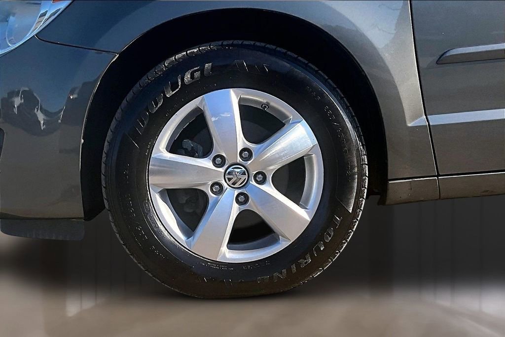 Used 2010 Volkswagen Routan SE FWD image 9