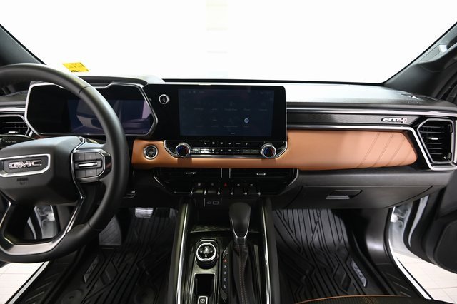 Used 2024 GMC Canyon AT4 image 2