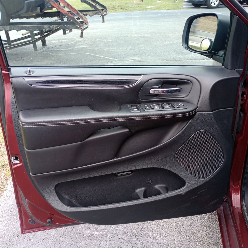 Used 2018 Dodge Grand Caravan SXT w/ Driver Convenience Group image 11