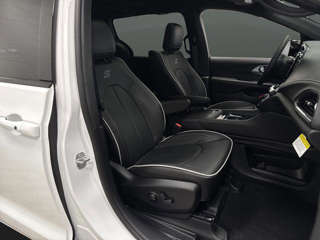 New 2026 Chrysler Pacifica Limited w/ Uconnect Theater Family Group image 31