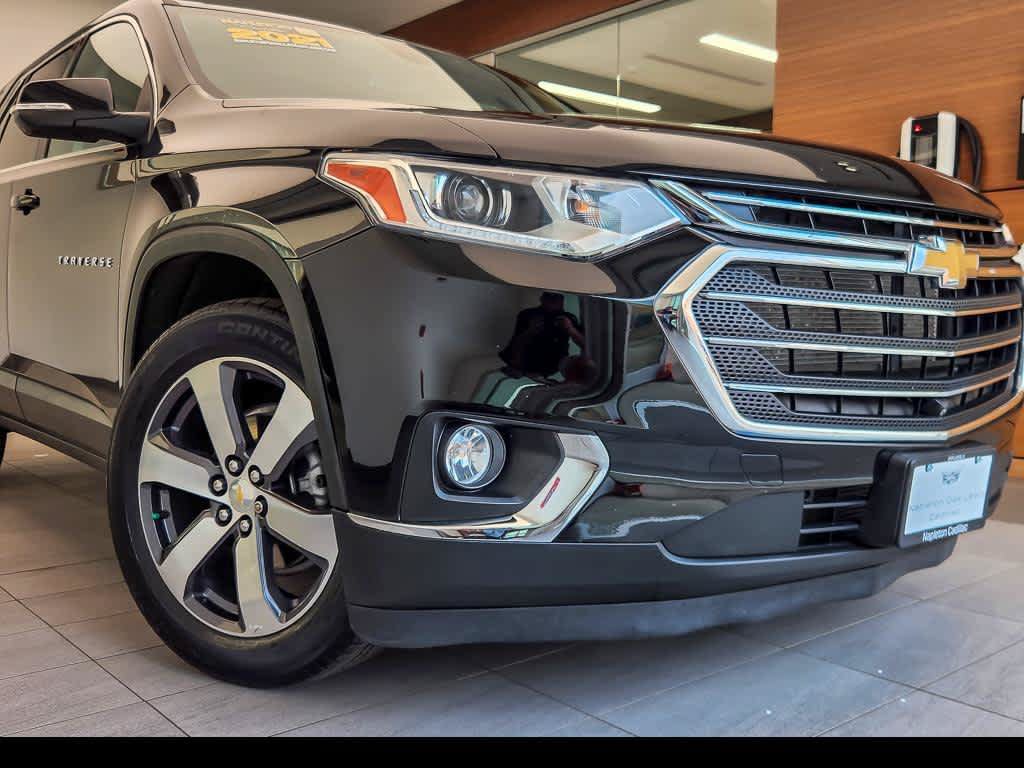 Used 2021 Chevrolet Traverse LT w/ LT Premium Package AWD/4WD image 2