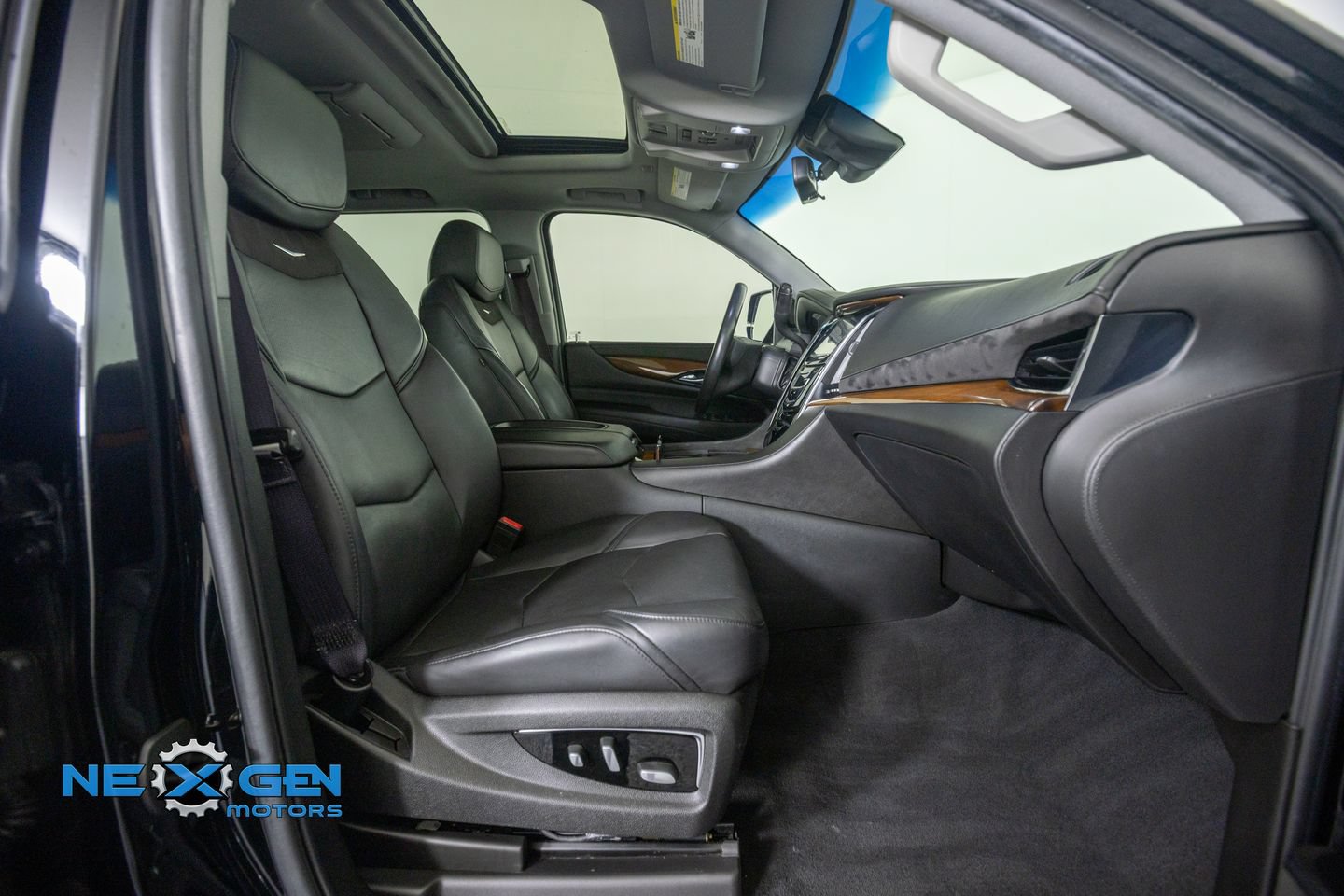 Used 2017 Cadillac Escalade Luxury AWD/4WD image 44