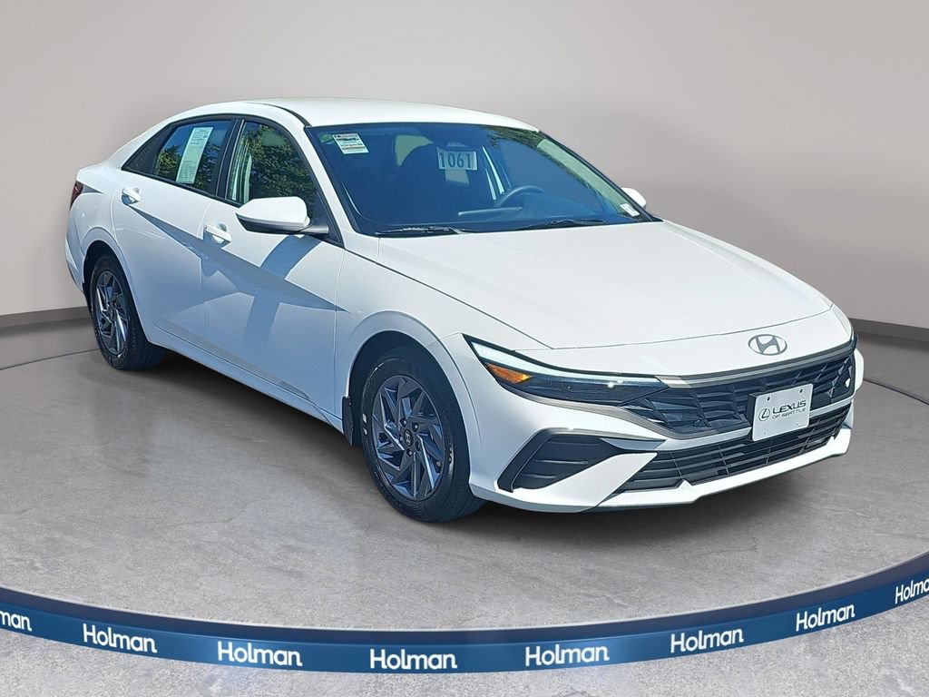 Used 2025 Hyundai Elantra Hybrid FWD image 4
