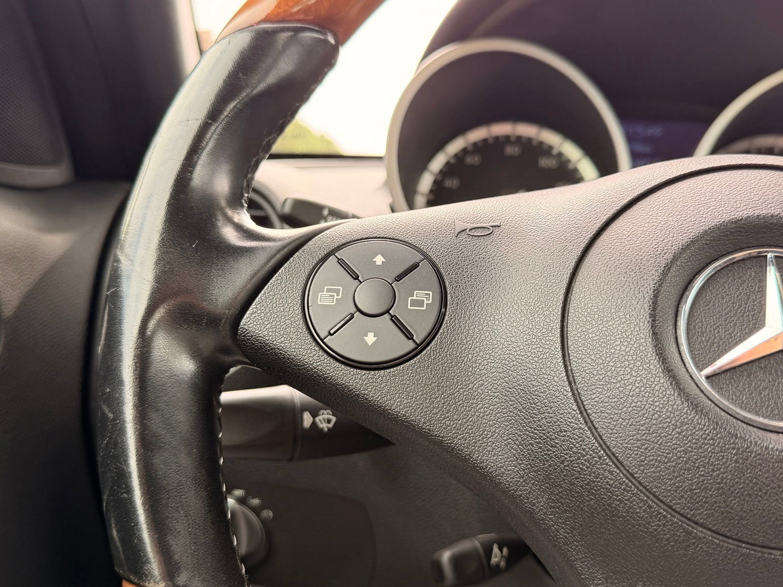 Used 2010 Mercedes-Benz SLK 350 image 15