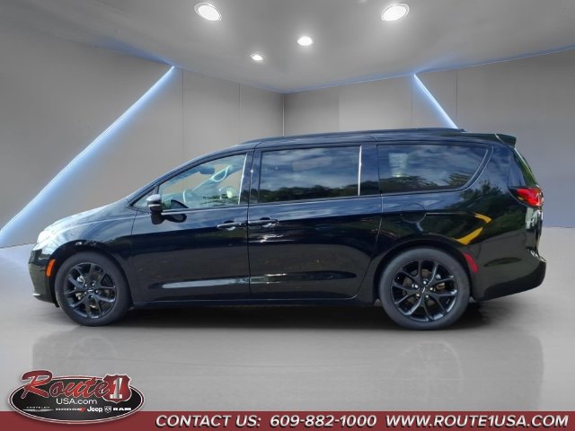 Used 2025 Chrysler Pacifica Limited FWD image 7