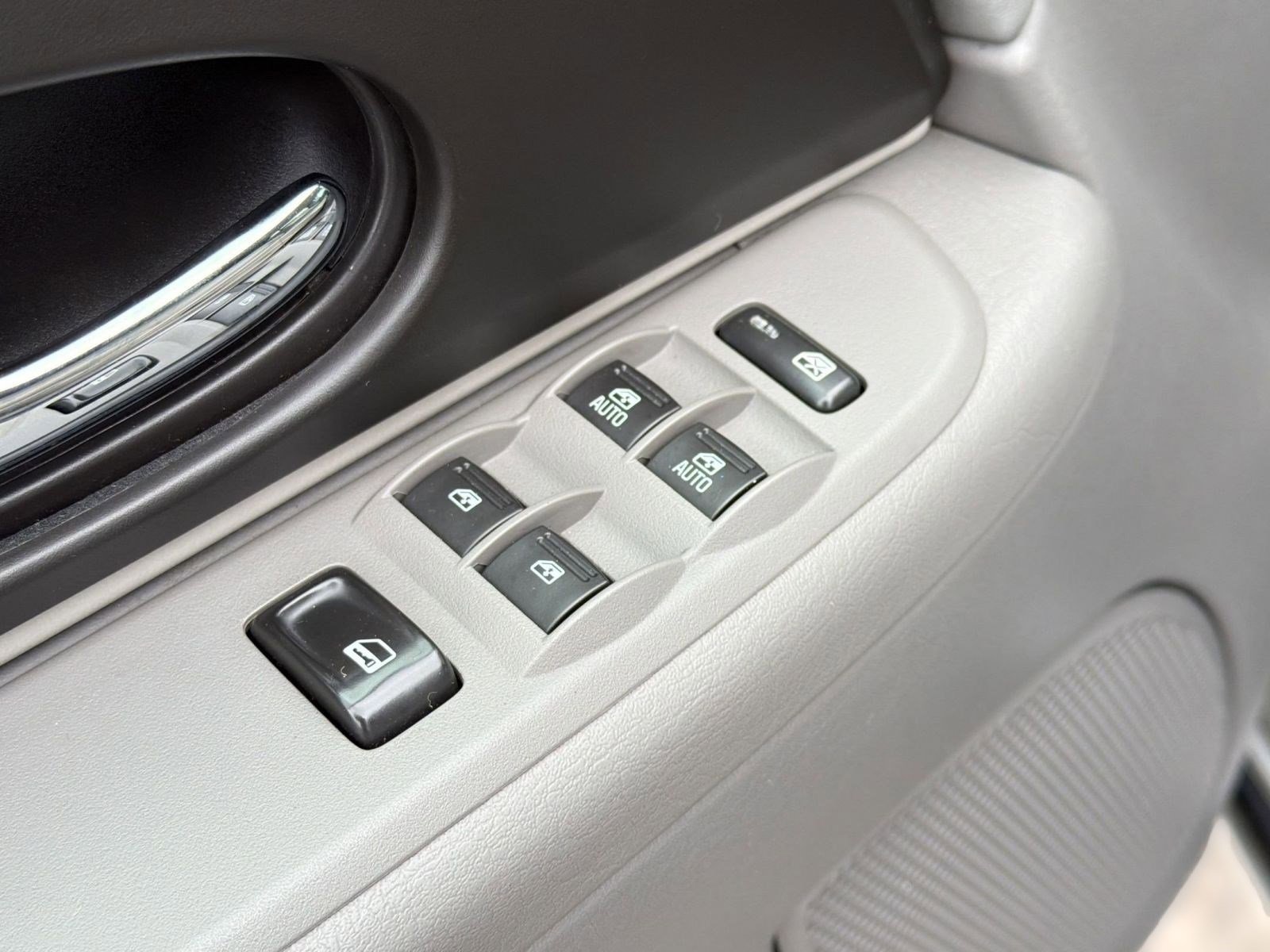 Used 2006 GMC Envoy SLE image 22