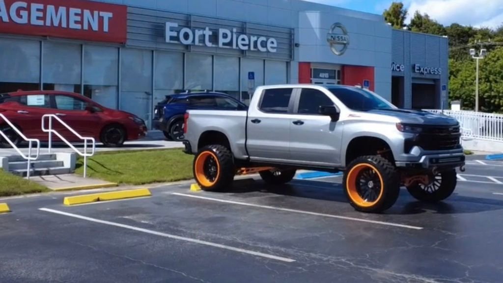 Used 2025 Chevrolet Silverado 1500 LT Trail Boss AWD/4WD image 19