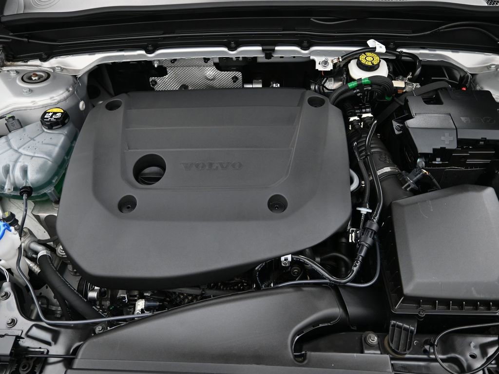 Used 2025 Volvo XC40 B5 Plus image 20