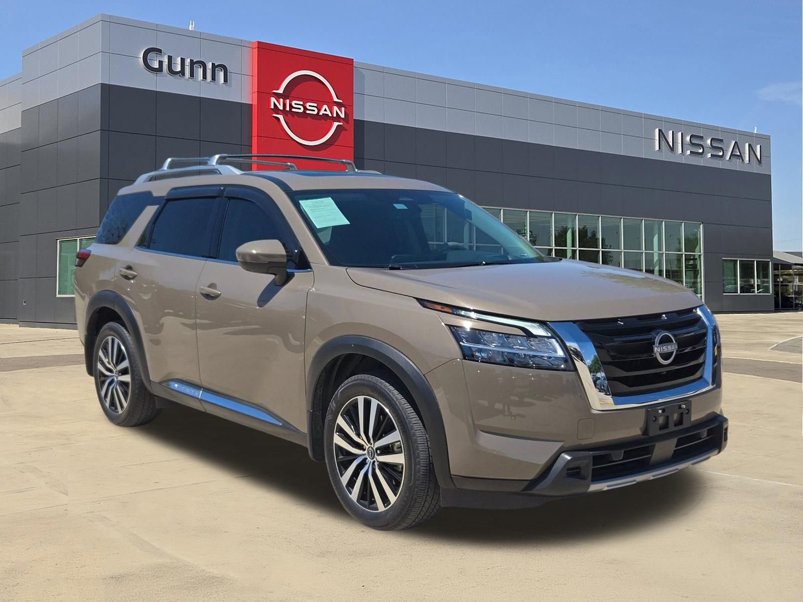 Used 2024 Nissan Pathfinder Platinum image 1