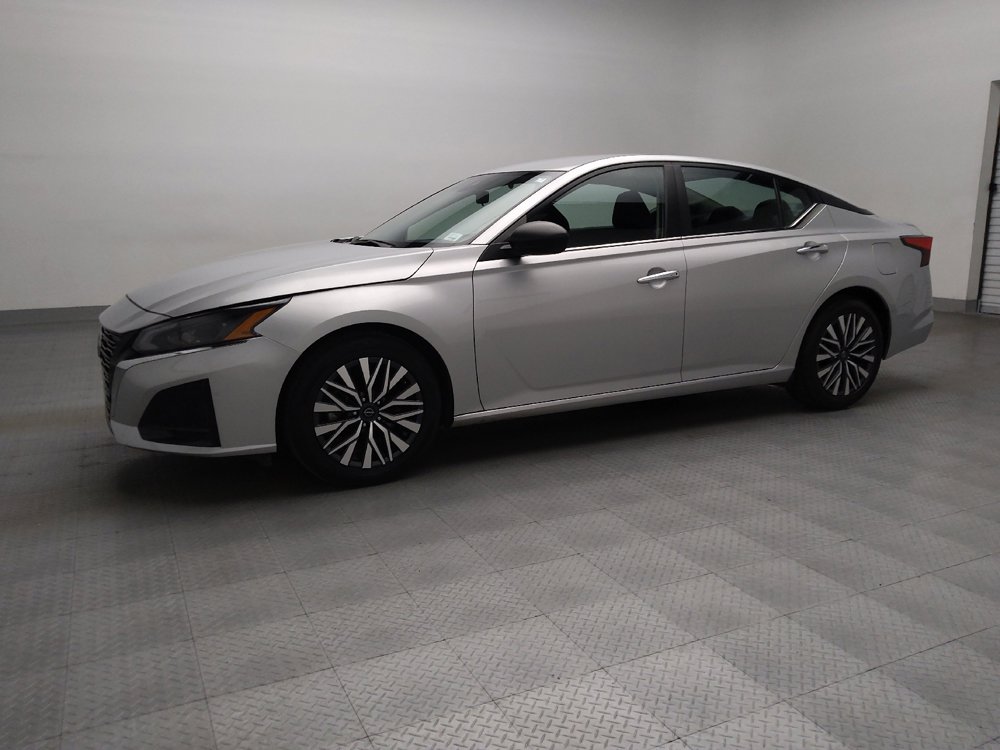 Used 2024 Nissan Altima 2.5 SV image 2