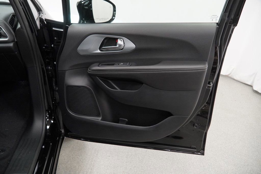 New 2026 Chrysler Pacifica Limited w/ S Appearance Package image 31