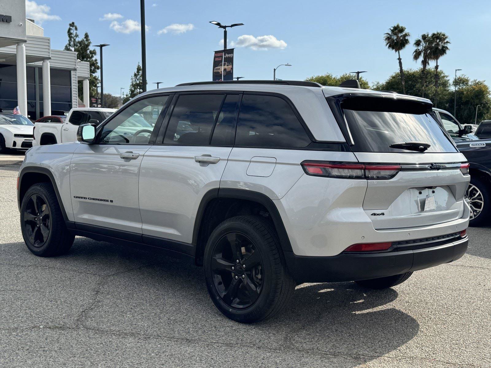 Used 2023 Jeep Grand Cherokee Altitude AWD/4WD image 4