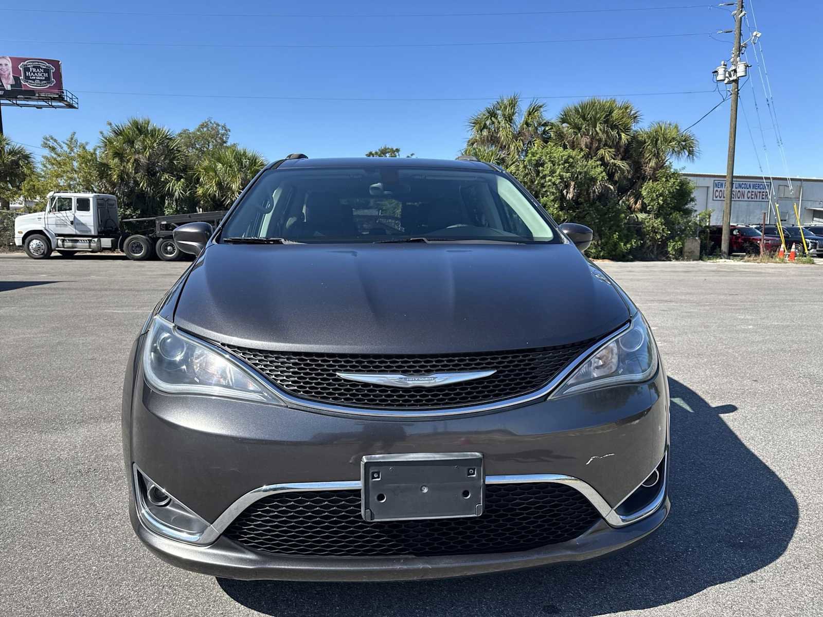 Used 2017 Chrysler Pacifica Touring-L FWD image 9