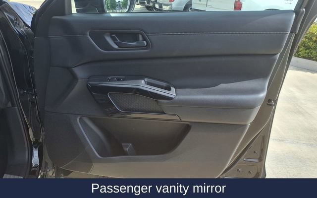 Used 2025 Nissan Pathfinder SV image 16
