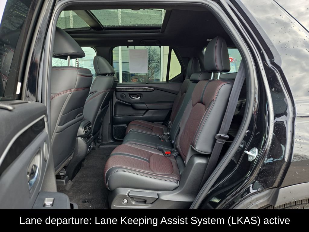 Certified 2025 Honda Pilot Black Edition image 24