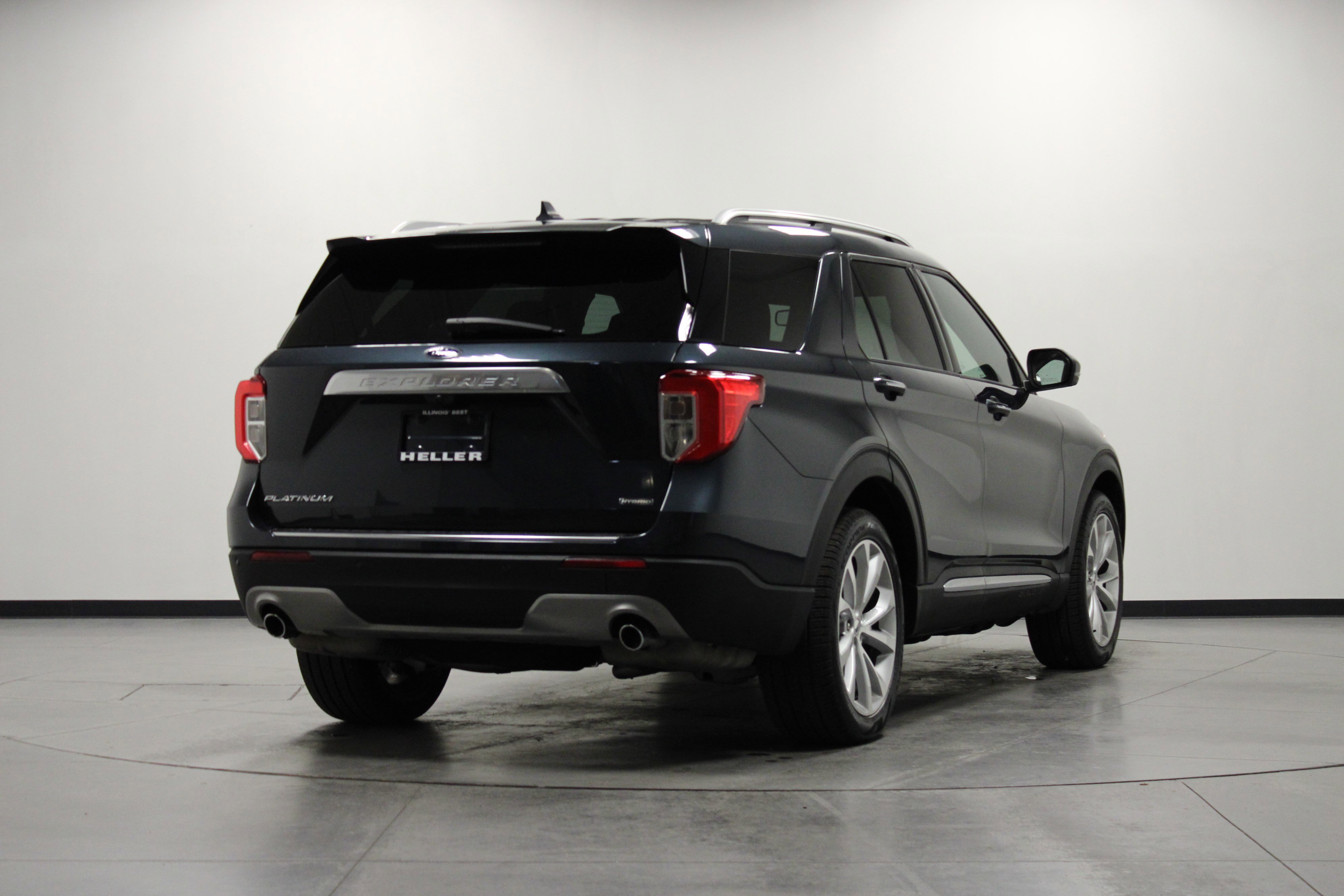 Used 2022 Ford Explorer Platinum w/ Technology Package RWD image 4
