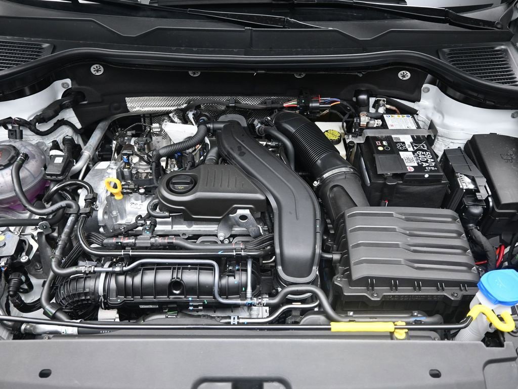 Used 2025 Volkswagen Taos SEL image 31