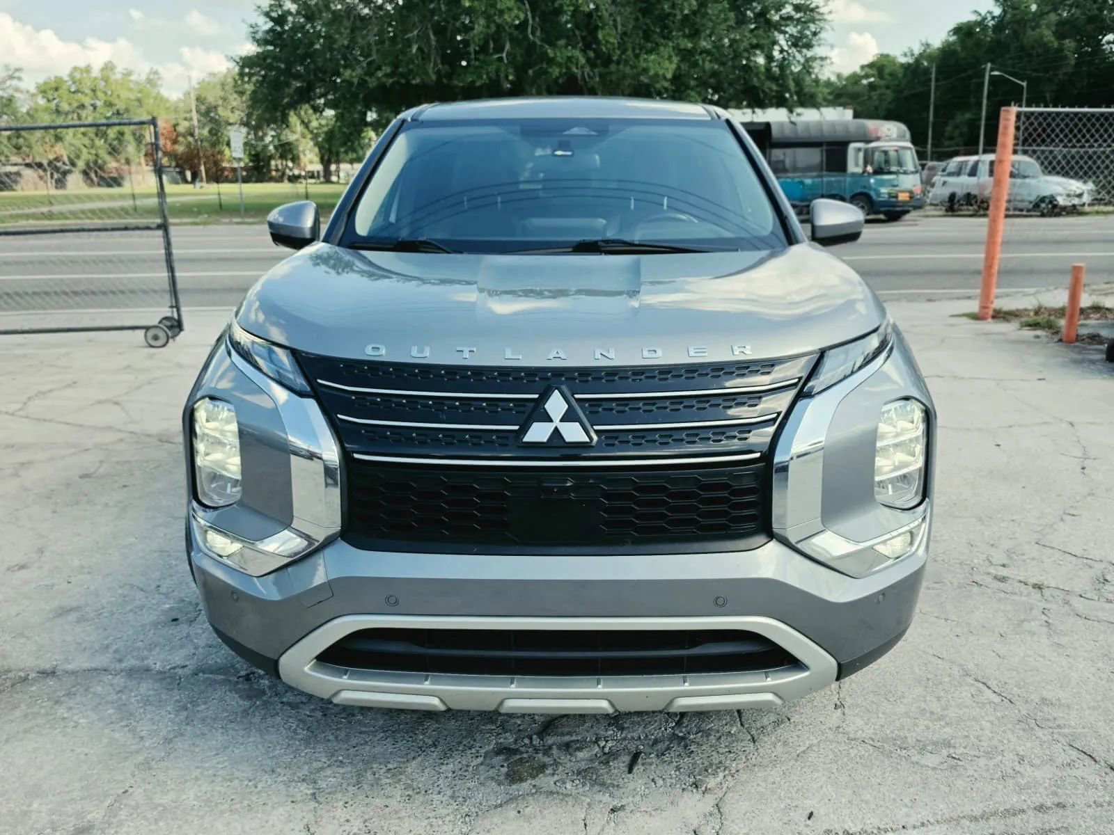 Used 2023 Mitsubishi Outlander SE FWD image 3