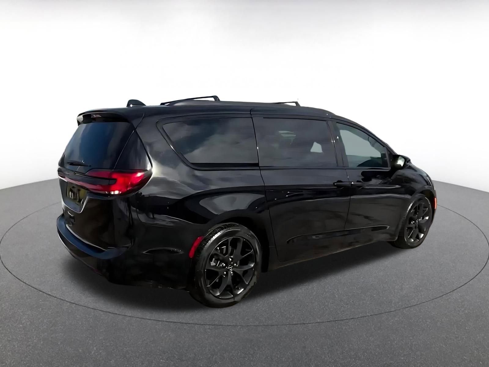 Used 2025 Chrysler Pacifica Limited image 14