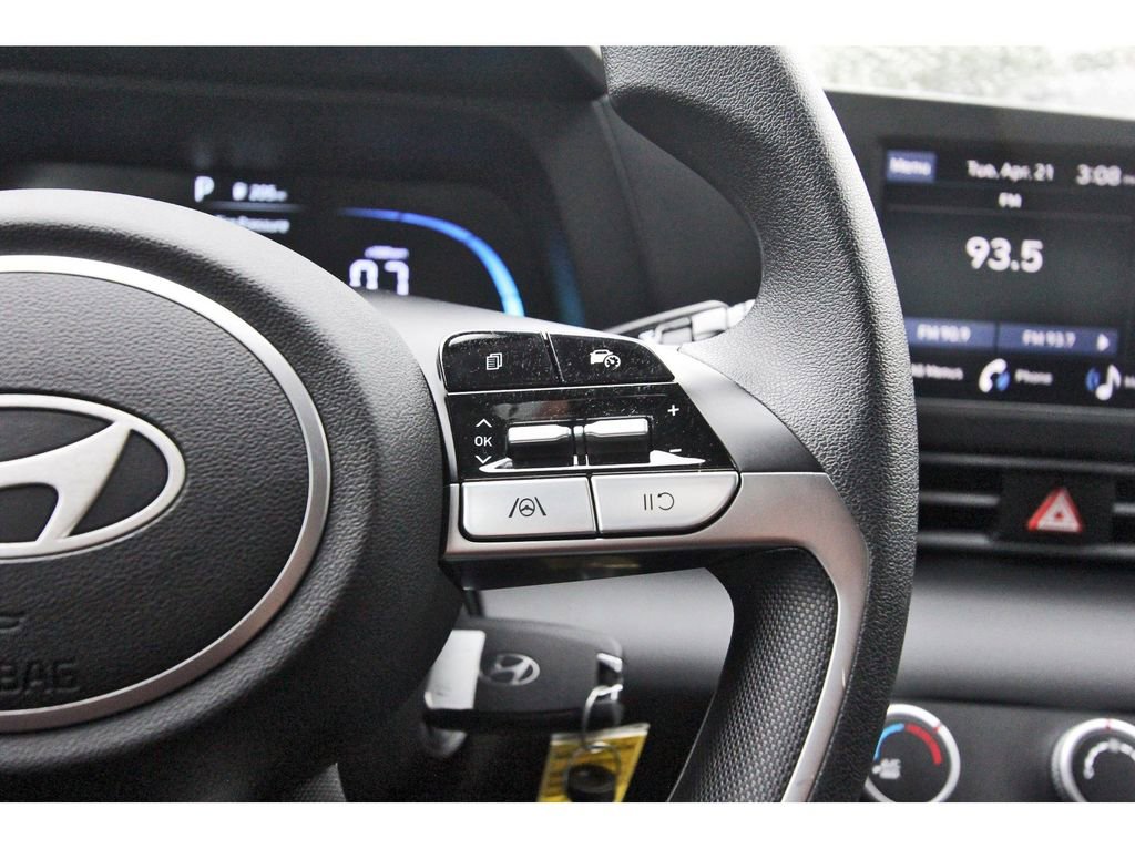 Certified 2025 Hyundai Elantra SE FWD image 19