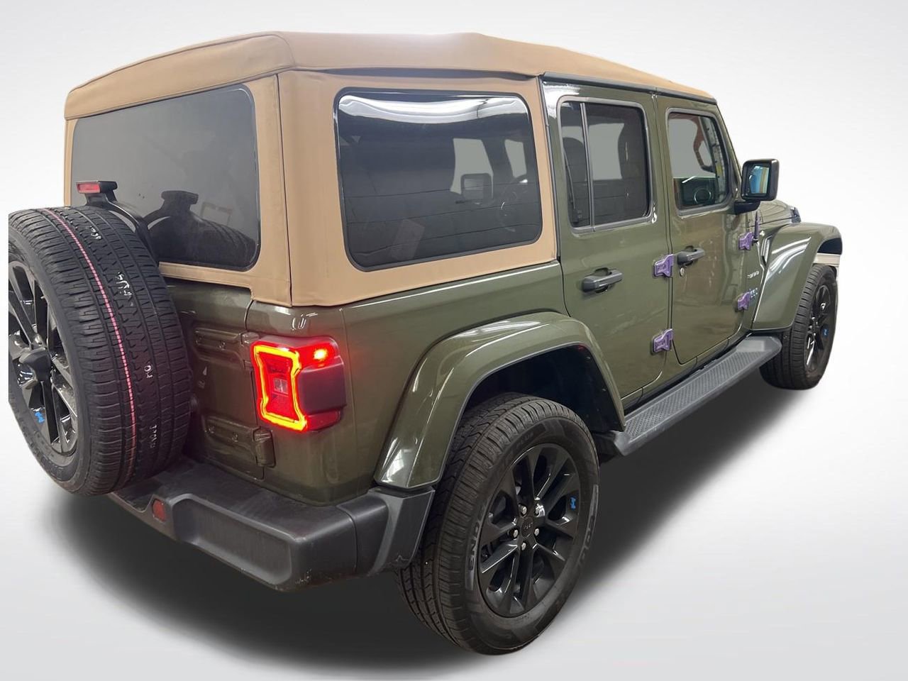 Used 2023 Jeep Wrangler Unlimited Sahara w/ Cold Weather Group AWD/4WD image 29