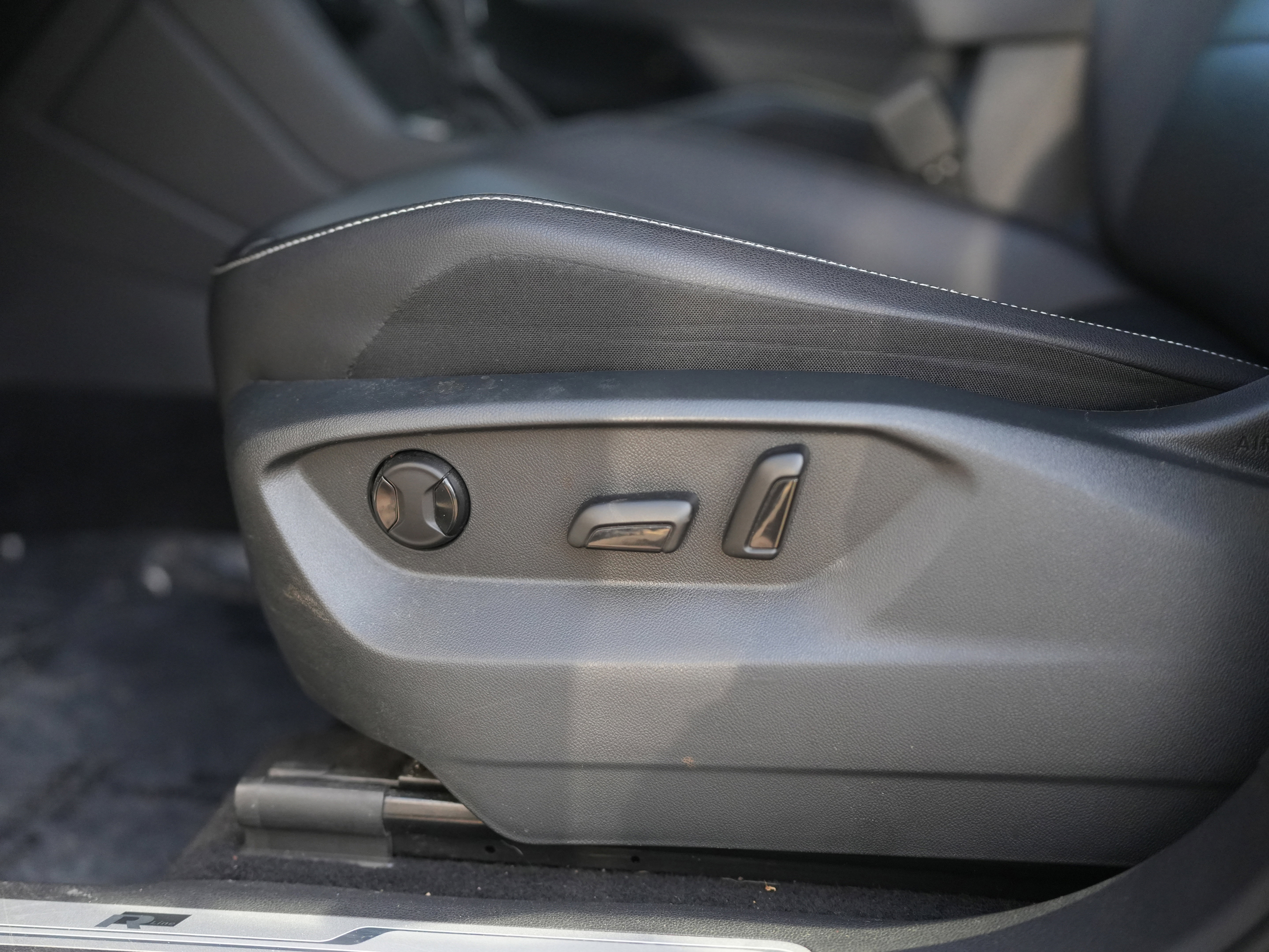 Certified 2021 Volkswagen Tiguan SE R-Line image 28