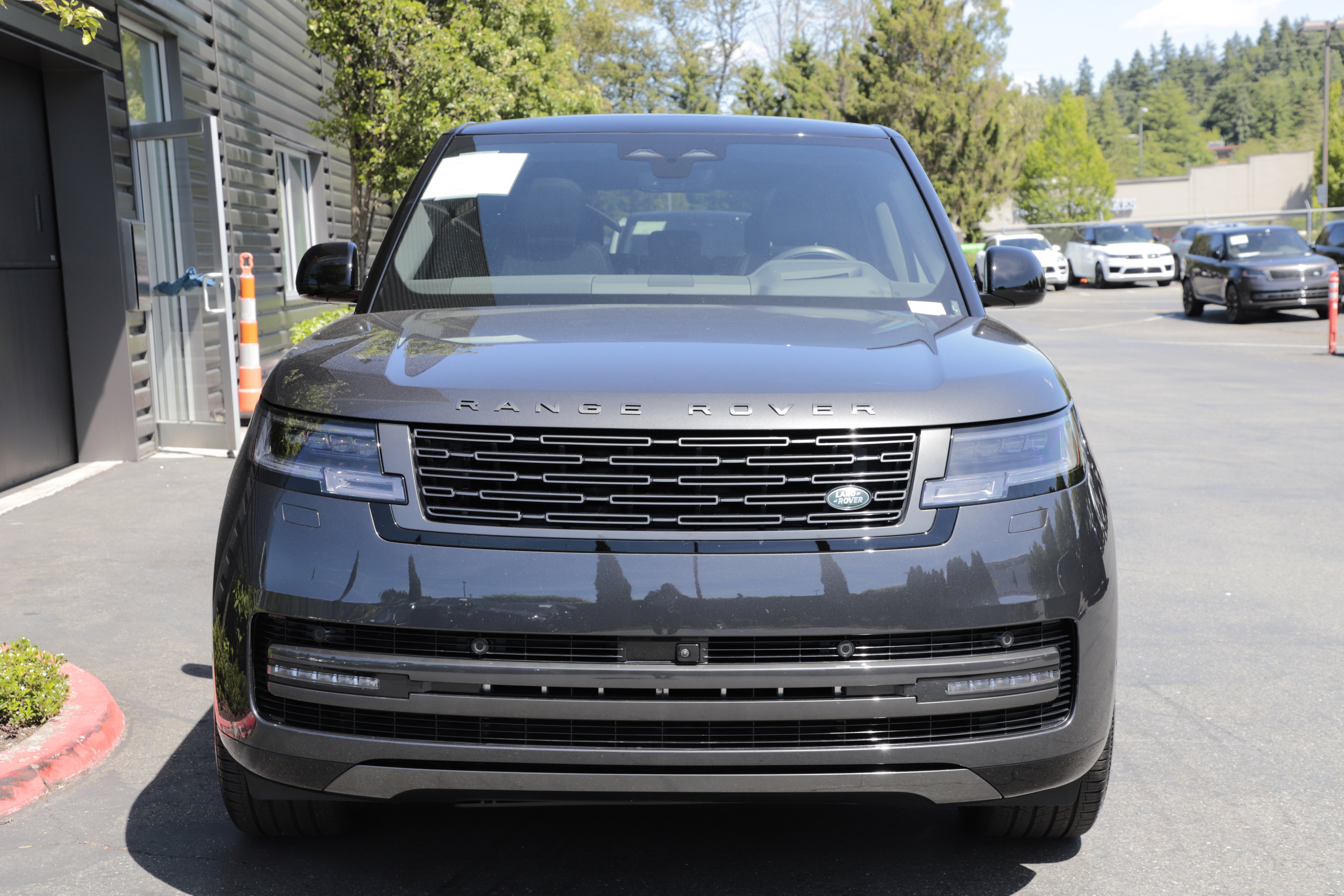 New 2026 Land Rover Range Rover Long Wheelbase SE AWD/4WD image 4
