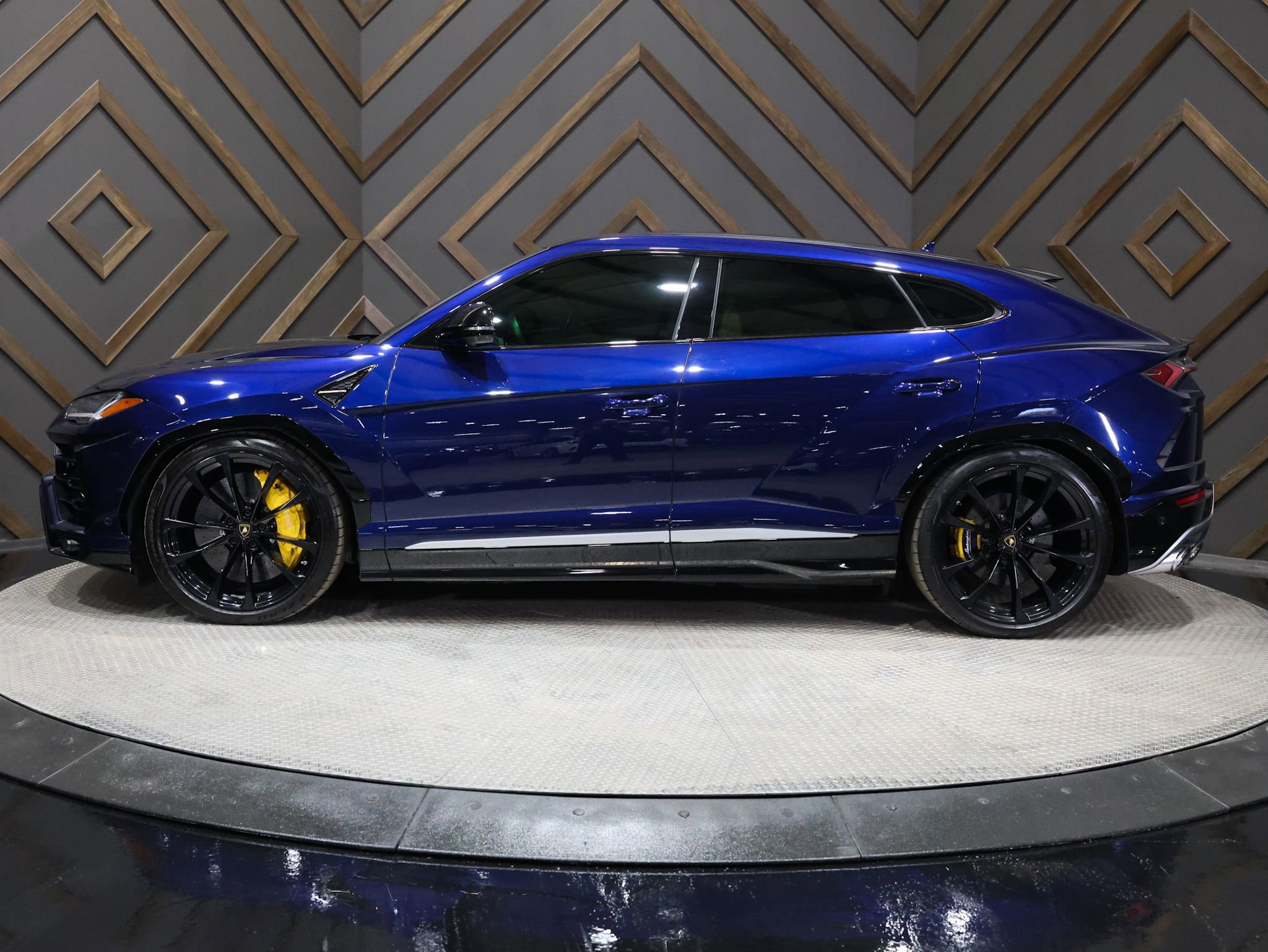 Used 2019 Lamborghini Urus image 3