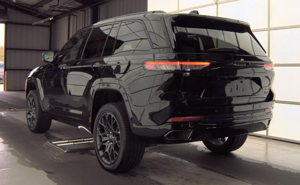 Used 2025 Jeep Grand Cherokee Summit w/ Obsidian Package AWD/4WD image 4