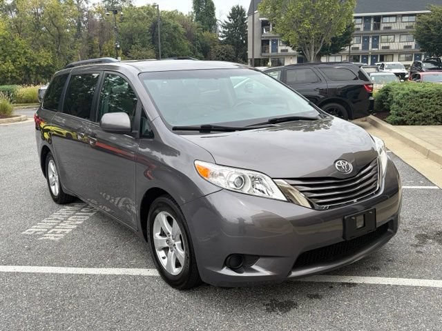 Used 2017 Toyota Sienna LE FWD image 2