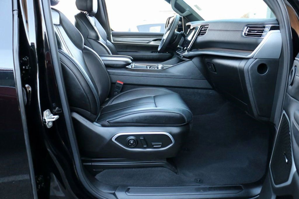 Used 2024 Jeep Wagoneer L Series II image 32