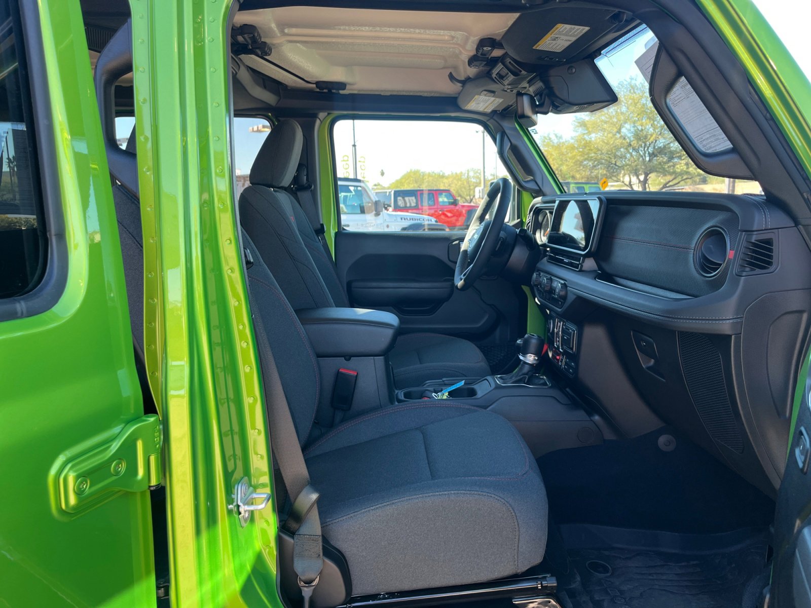 Used 2025 Jeep Wrangler Unlimited Rubicon w/ Technology Group image 19