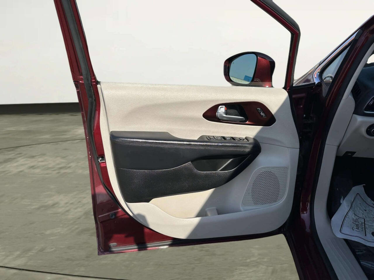 Used 2017 Chrysler Pacifica Limited w/ UConnect Theater Package image 10