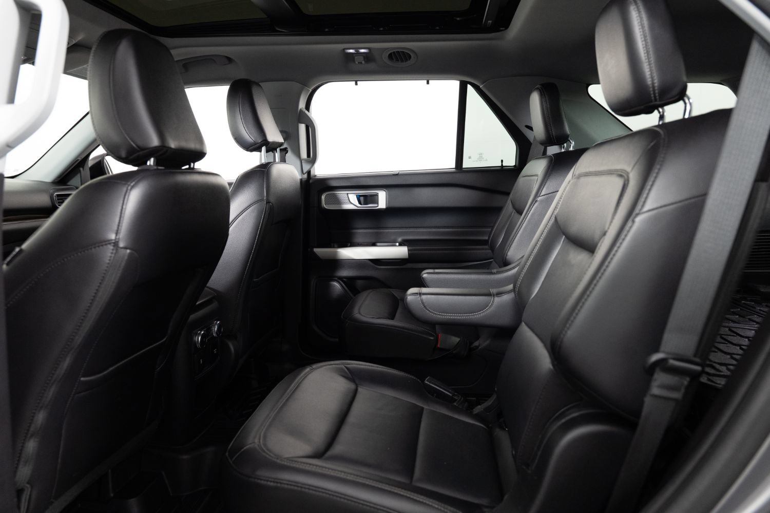 Used 2021 Ford Explorer Limited w/ Equipment Group 301A AWD/4WD image 19